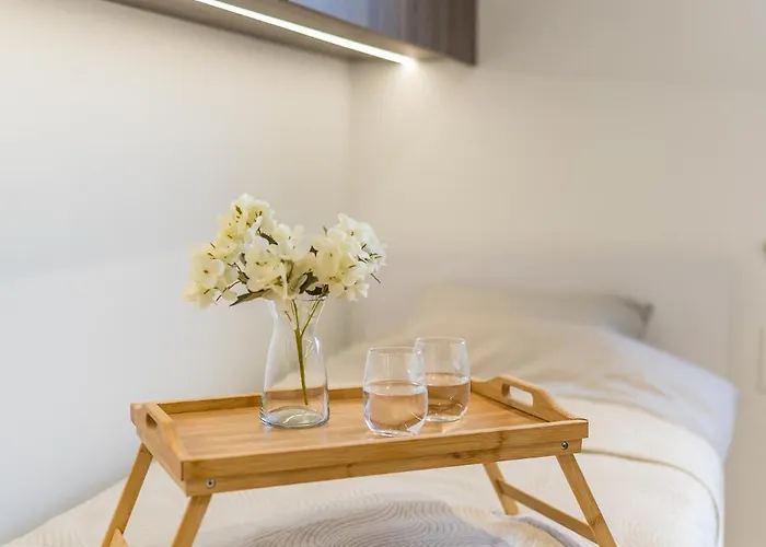 Kraków Prestige Suites - 61m2, Parking, Balcony, Workspace, AC - by Rentujemy, Polska