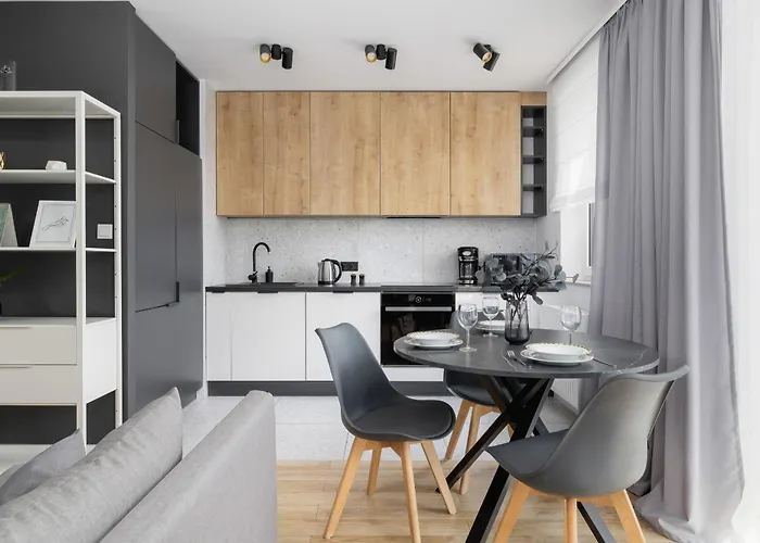 Elegant Apartment In Cracow With Balcony, Parking And Desk By Noclegi Renters Краків, Польща