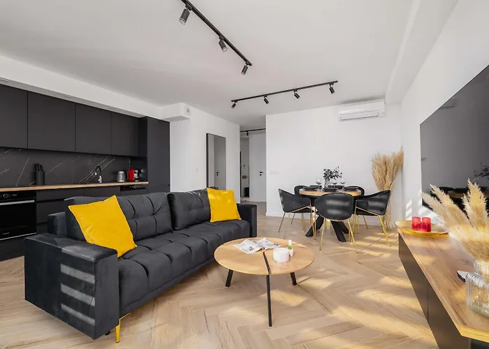 Luksusowy, Klimatyzowany Apartament w Krakowie z Biurkiem i Parkingiem by Renters Prestige, Polska