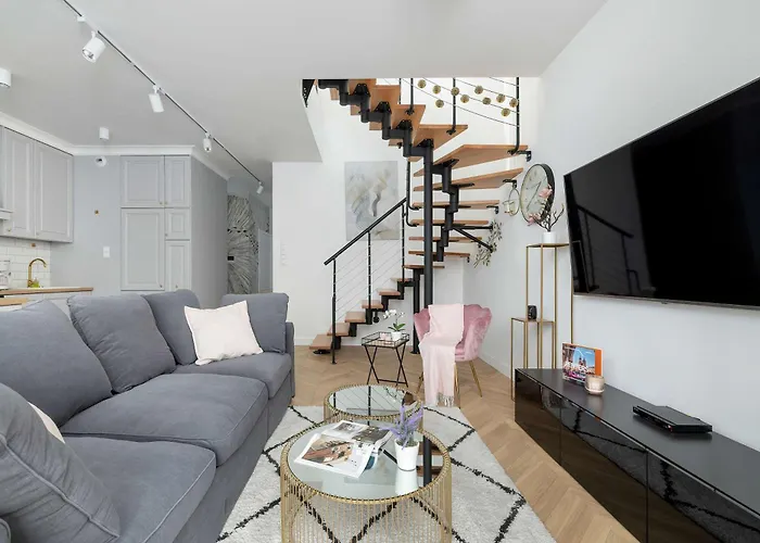 Dwupoziomowy Apartament w Krakowie z Sauną, Jacuzzi, Parkingiem i Tarasem by Renters Prestige, Polska